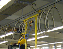 Single C-Rail Track with tool transporter for the final assembly of utility vehicles